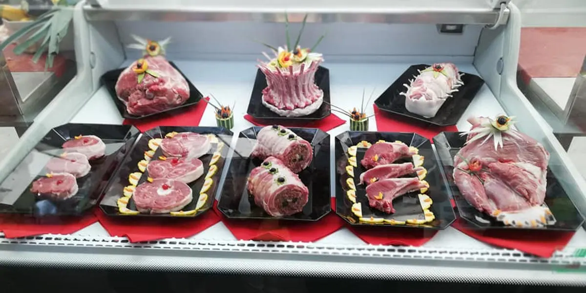 Vitrine réfrigérée présentant des pièces de viande lors d'un concours de boucherie