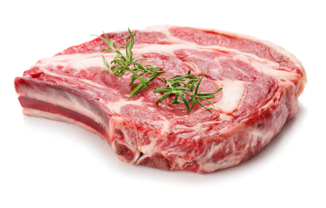 Côte de veau avec os et romarin frais sur fond blanc