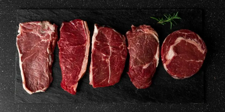 Illustration L'art de la sélection : morceaux de viande alignés sur ardoise avec brin de romarin