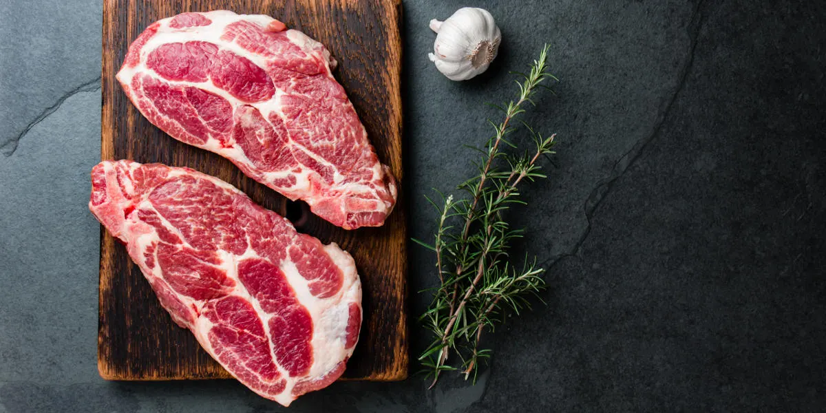 Illustration Notre Savoir-Faire : pièces de viande avec ail et romarin sur planche en bois