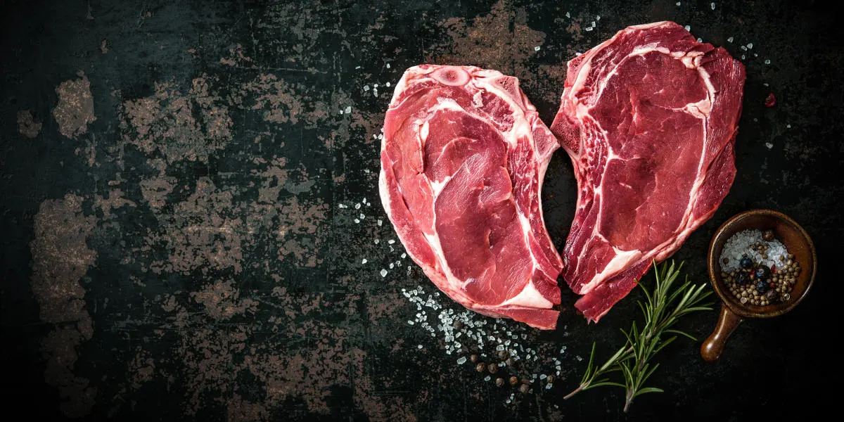 Illustration La Provenance : pièces de viande disposées en cœur avec sel, poivre et romarin