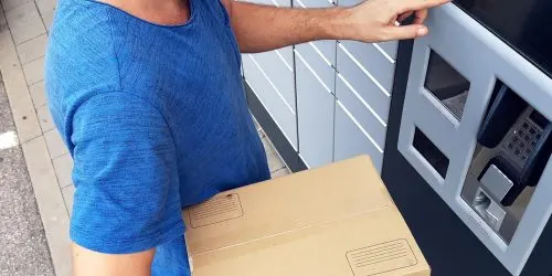 Retrait d'un colis dans un casier réfrigéré de la boucherie